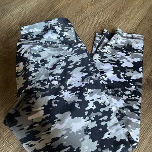 Medium Capri Camouflage Leggings